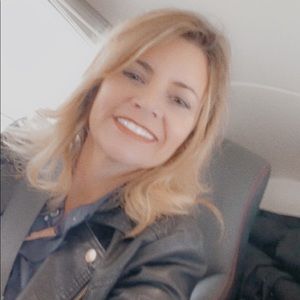 Meet your Posher, Idania